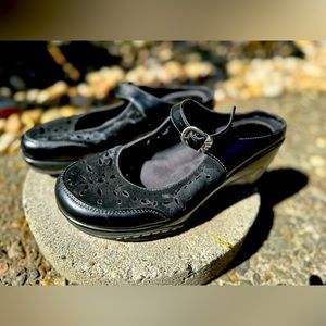 Size 10W slip-on wedge shoes, black